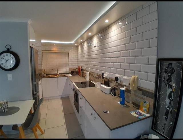 2 BEDROOM PROPERTY TO RENT IN SEA POINT